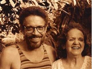 Humberto e a mãe em foto de arquivo da família Espíndola.