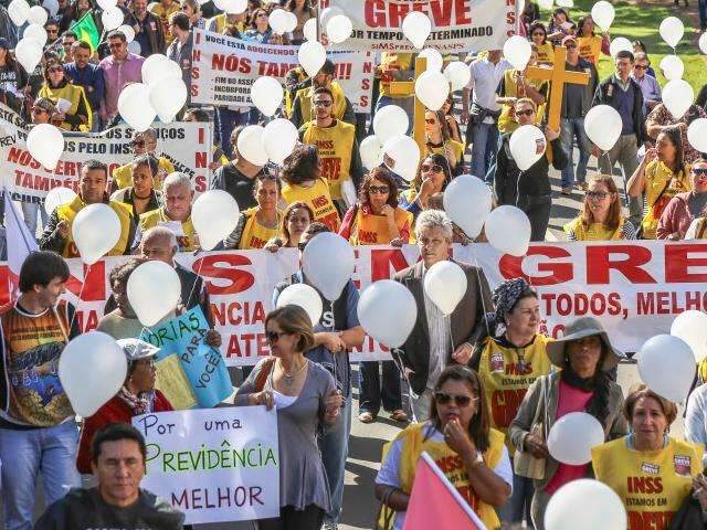 Em greve, servidores federais fazem passeata por reajuste salarial