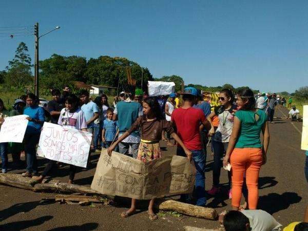 &Iacute;ndios fecham parcialmente rodovia estadual em protesto contra a Uni&atilde;o