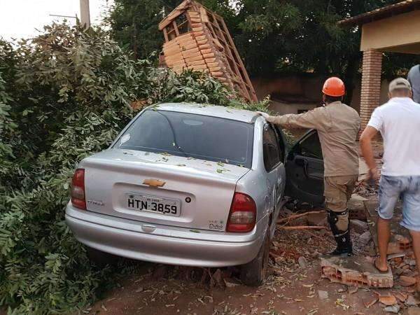 Motorista em alta velocidade arranca muro e árvore em colisão