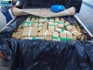A droga, que totalizou 1.296, estava na carroceria da caminhonete. (Foto: Marcos Donzeli)