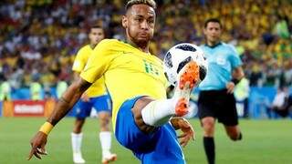 A cara de Neymar ao tentar dominar uma bola. O primeiro tempo foi difícil, mas deu Brasil