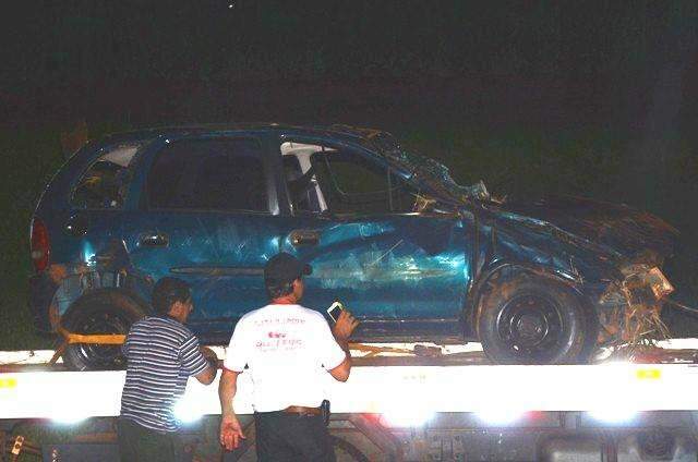 Motorista tenta desviar de pneu, capota carro e dois ficam feridos na BR-276