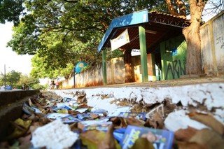 Em frente a escola Arlindo Sampaio Jorge haviam vários santinhos no chão.  (Foto: Marcos Ermínio)