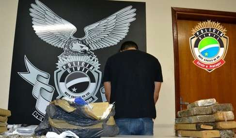 Policiais encontram droga enterrada em terreno de resid&ecirc;ncia no Santa Em&iacute;lia 