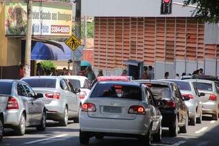 Trânsito movimentado no entorno do Mercadão (Foto: Marcos Ermínio)