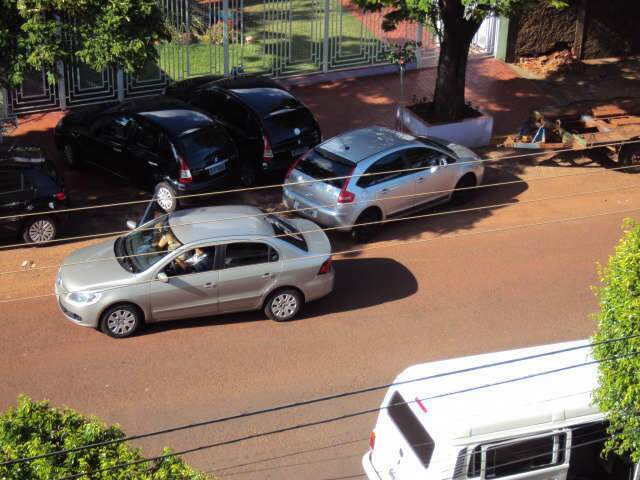  Leitor fotografa fila dupla em frente de escola na Capital