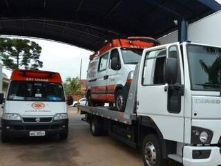 Ambulância do Samu chega em cima de caminhão após quebrar ao socorrer vítimas (Foto: Vanessa Tamires)