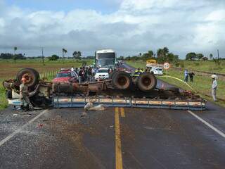 Caminhão ficou atravessado na pista após acidente na rodovia. (Foto: Minamar Junior)
