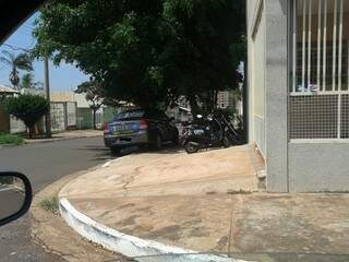 Veículos estavam estacionados em cima de calçada na Vila Margarida. (Foto: Repórter News)