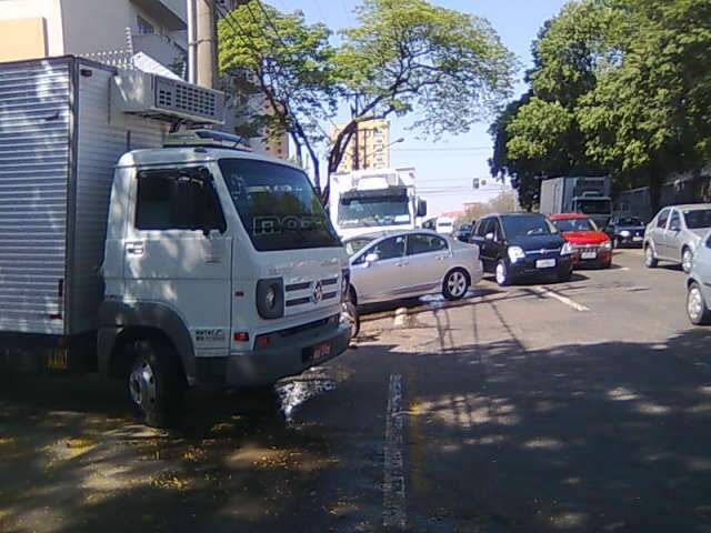  Motoristas desrespeitam leis de tr&acirc;nsito e estacionam caminh&otilde;es em cal&ccedil;adas      