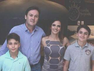 Bressani, Adriana e filhos na pizzaria. (Foto: Divulgação)