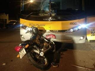 Motociclista colidiu enquanto motorista de ônibus aguardava para fazer manobra. (Foto: Divulgação/Corpo de Bombeiros)