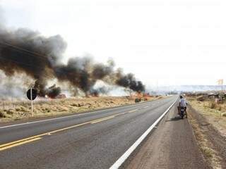Incêndio iniciado em lavouras de cana cobriu BR-463 de fumaça, em agosto do ano passado (Foto: Helio de Freitas)