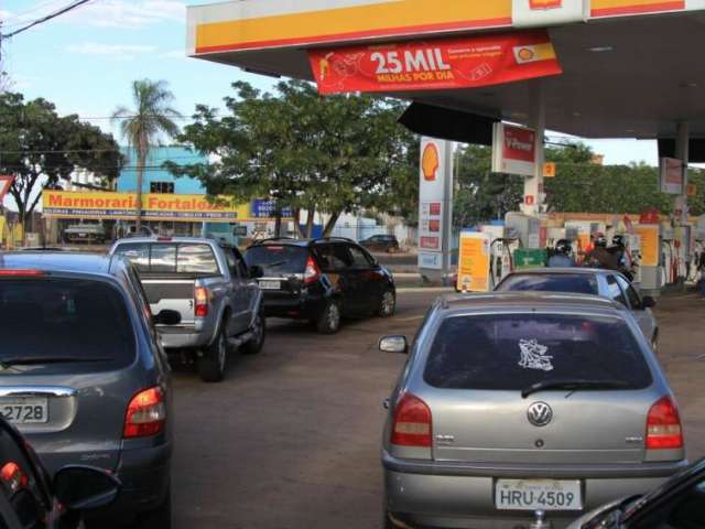 Com estoques no fim, motoristas come&ccedil;am o dia na fila para abastecer