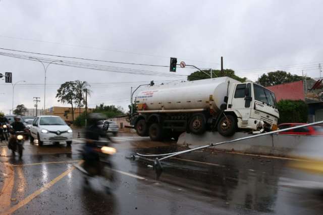 Motorista tenta evitar colis&atilde;o e caminh&atilde;o vai parar em cima de mureta