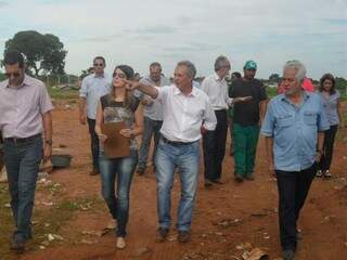Secretários foram conferir situação do aterro sanitário em Campo Grande (Foto: Pablo Oliveira)