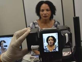 Eleitora sendo fotografada durante cadastramento biométrico; foto e digitais ficam cadastrada em banco de dados (Foto: TRE-MS/Divulgação)