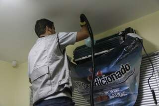 Empresa Dr. do Ar-condicionado é a única a fazer a limpeza sem retirar o aparelho.(Foto: Cleber Gellio)