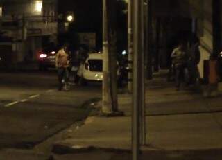Morador filmou som em volume alto na rua 14 de Julho durante madrugada (Foto: Repórter News)