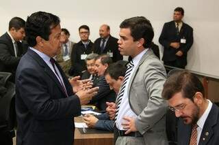 Deputado Amarildo Cruz (PT), autor do projeto, conversando com Beto Pereira (PSDB), durante a sessão (Foto: Victor Chileno/ALMS)