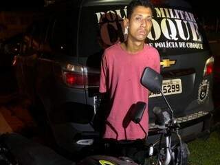 Adriano da Silva Rolon, de 21 anos, ao lado da motocicleta que tentou roubar. (Foto: Divulgação/Choque) 