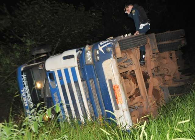 Para evitar colis&atilde;o, motorista tomba carreta com 27 toneladas de carne 