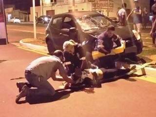Médicos do Samu socorrendo a vítima. (JP News)