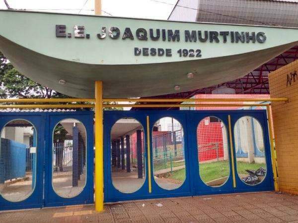 Governo desiste de cortar ponto, mas manda professor grevista repor aulas