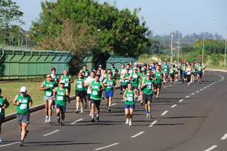 O evento recebeu 430 inscritos que participaram da corrida e caminhada. (Foto:Rodrigo Pazinato)