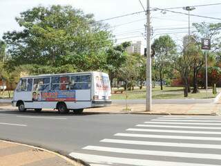O ônibus parado em frente à praça, com adesivo do candidato(Foto: Rodrigo Pazinato)