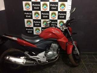 Motocicleta foi recuperada durante investigações. (Foto: Polícia Civil/Divulgação)