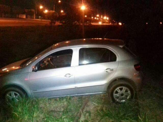Homem pula de carro em movimento para fugir de sequestro