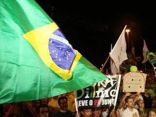 Bandeira do Brasil em destaque durante protesto, em março, contra a corrupção e o governo do PT; Brasil dividido (Foto: Fernando Antunes)