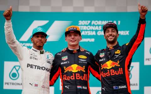 Max Verstappen supera Lewis Hamilton e vence o GP da Malásia