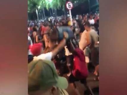 Briga generalizada e mulher espancada por 4 chocam pela violência na Orla
