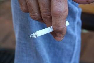 Quem é fumante possui dez vezes mais chances de adoecer de câncer de pulmão e cinco vezes mais chances de sofrer um infarto (Foto: Marcos Ermínio)