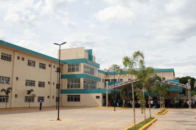 Com ministros, Reinaldo &eacute; aplaudido ao chegar no Hospital do Trauma