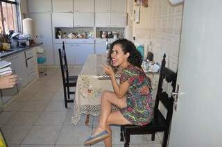Neta, Flávia brinca na &quot;cadeira do julgamento&quot;, de onde avó &quot;manda&quot; fazer as receitas na cozinha. (Foto: Simão Nogueira)
