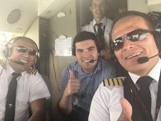 O aquidauanense Lucas (no centro) no voo da Lamia que levou a Chapecoense para Barranquilla, em outubro (Foto: Arquivo da família)