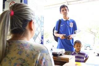 Acompanhado do filho, torcedor paga o preço que for para ver o Corinthians (Foto: Marcos Ermínio)
