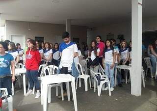 Alunos cantando o Hino Nacional no Colégio Refferencial  (Foto: Izabela Sanchez) 