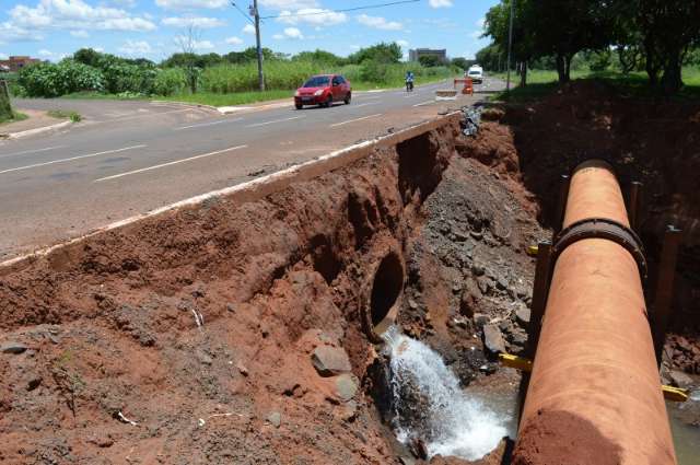 Eros&atilde;o em avenida aparenta abandono e at&eacute; m&aacute;quina foi deixada no local