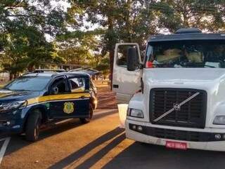 Caminhão foi apreendido e levado para a delegacia de Polícia Federal (Foto: Agência/PRF) 