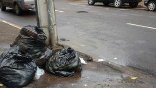 Lixo acumulado no calçadão da Dom Aquino, um dos pontos com maior acúmulo de lixo durante o dia na região central. (Foto: Adriano Fernandes) 