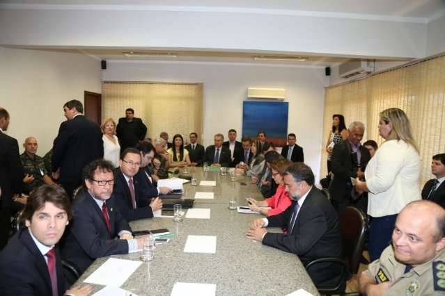Reinaldo Azambuja recebe ministro da Justi&ccedil;a, autoridades nacionais e locais