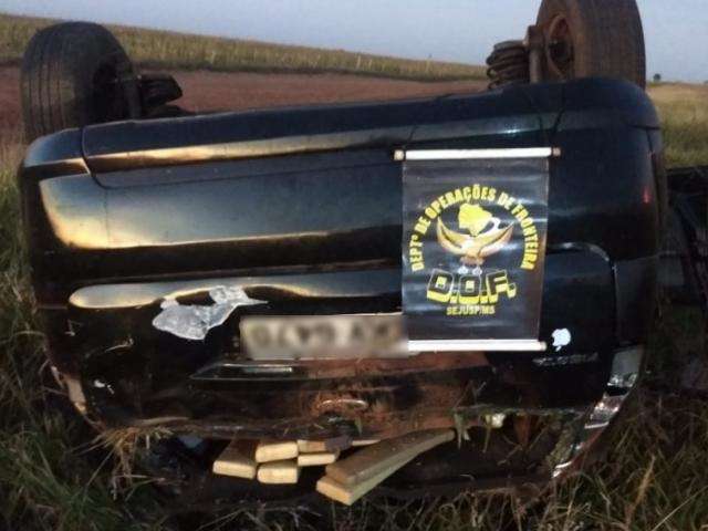 Motorista perde o controle e carro capota com mais de 300 kg de droga