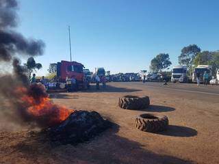 No local, manifestantes chegaram a queimar pneus (Foto: Direto das Ruas) 