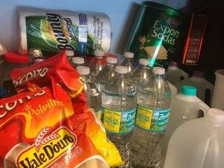 Família estocou água e comida para consumir durante a tempestade (Foto: arquivo pessoal)