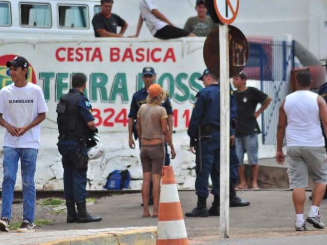  **Rep&oacute;rter News**: Mulher arremessa cones em carros na Afonso Pena